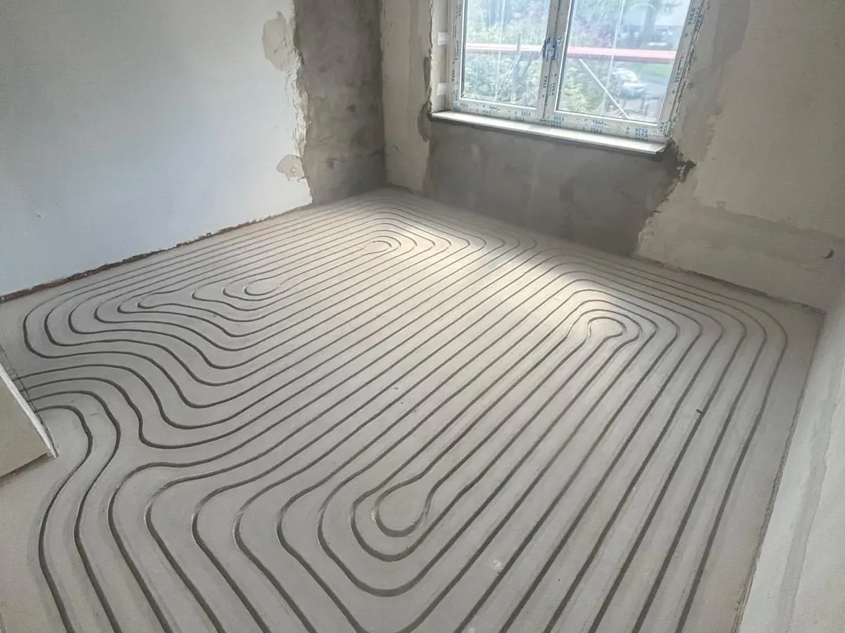 Schlafzimmer mit gefrästem Estrich und vollständig eingelegtem Heizrohr vor dem Ausgleich