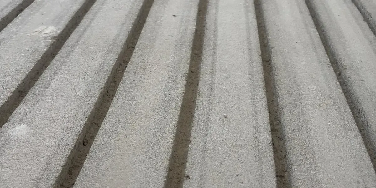 Detail der parallel in den Estrich gefrästen Kanäle