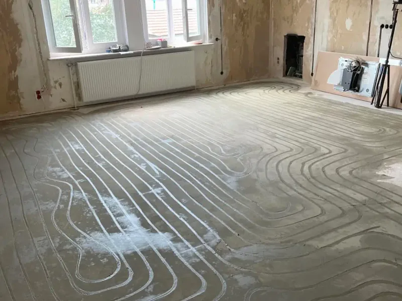 Nachgerüstete Fußbodenheizung im Altbau, Rohre im gefrästen Estrich